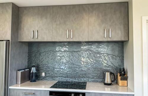 Kawarau Falls House | Falcons Retreat with spa near skifields