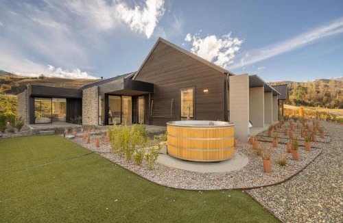 Dalefield Villa | The Paddock by MajorDomo - Rural Home w Spa Pool