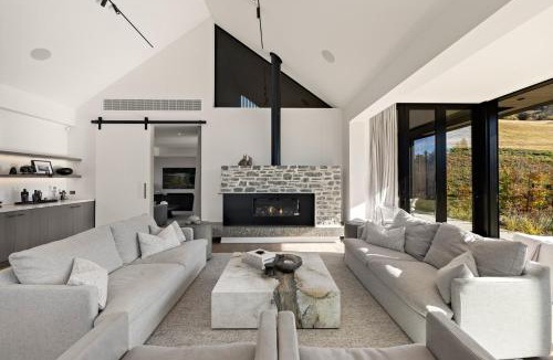 Dalefield Villa | The Paddock by MajorDomo - Rural Home w Spa Pool