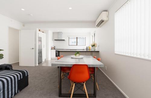 Greenlane - Ellerslie House | Newly Renovated 4Bed 2 and a half Bath Home Sleeps9 3Parking