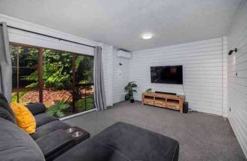 Kerikeri House | Hawkings Lodge - Kerikeri Holiday home
