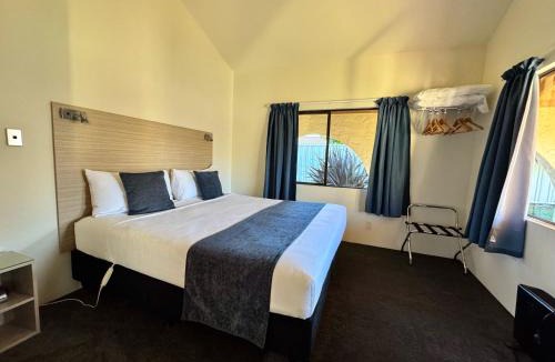 Cambridge Hotel | Captains Quarters Motor Inn