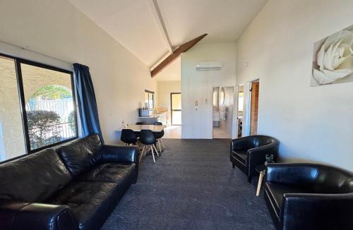 Cambridge Hotel | Captains Quarters Motor Inn