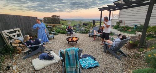 Karioitahi Villa | The School Teachers House Historic Cottage with Twin Outdoor Baths