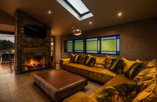 Titirangi House | Maison Blanc Lodge - Nature Haven 4-Bed Luxury