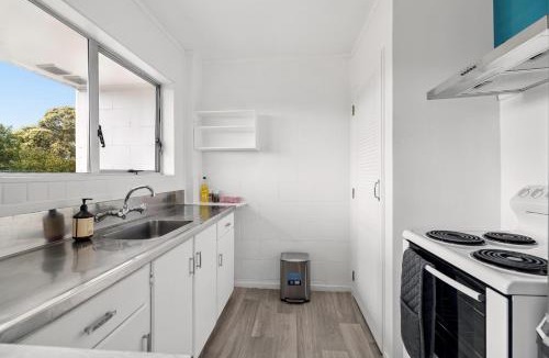 Kelston House | 3BRM House in Auckland - Walk to Train, Lynn Mall and Westgate