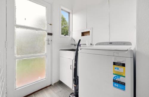 Kelston House | 3BRM House in Auckland - Walk to Train, Lynn Mall and Westgate