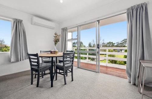 Kelston House | 3BRM House in Auckland - Walk to Train, Lynn Mall and Westgate