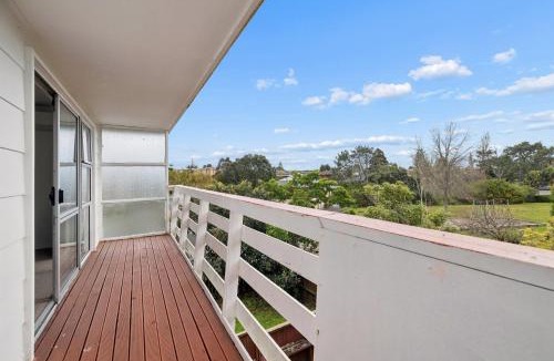 Kelston House | 3BRM House in Auckland - Walk to Train, Lynn Mall and Westgate