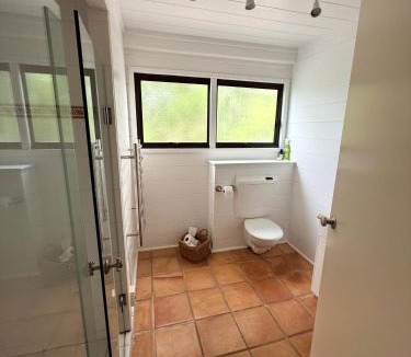 Leigh House | Clifftop Ocean Views with Pool - Leigh