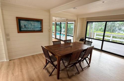 Leigh House | Clifftop Ocean Views with Pool - Leigh