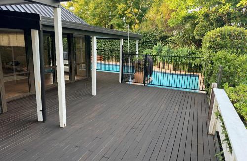 Leigh House | Clifftop Ocean Views with Pool - Leigh