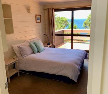 Leigh House | Clifftop Ocean Views with Pool - Leigh