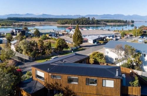 Mapua Bed & Breakfast | Stay at the art gallery