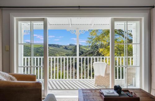Bombay Villa | Saddlers Cottage by Homello