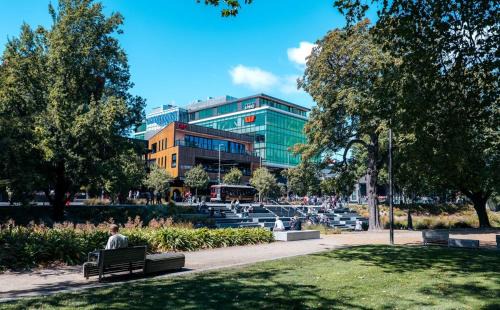 Linwood Apartment | 15 Minutes Walk to Stadium - 2 Car parks 2 Bedroom