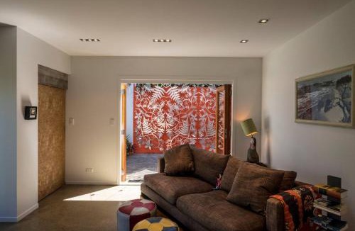 Birkenhead House | Spacious room with private sunny courtyard