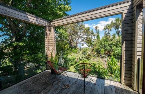 Birkenhead House | Spacious room with private sunny courtyard
