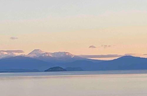 Wharewaka Apartment | New, luxurious and a short stroll to the lake