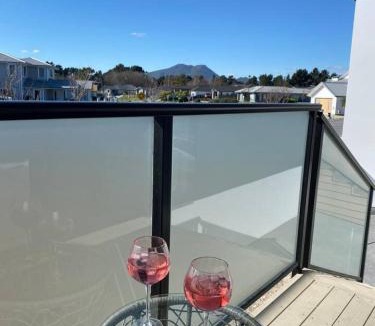 Wharewaka Apartment | New, luxurious and a short stroll to the lake