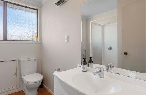 Rainbow Point House | Rainbow Lake House - Lake Taupō Holiday Home