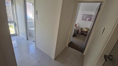 Mount Maunganui House | Near beach guest room