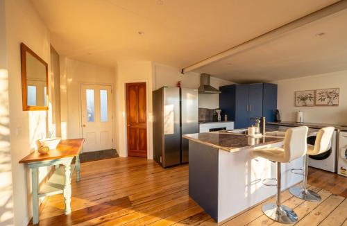 Tauranga House | Heritage Heart, City Smart - 4BR Villa Great Views