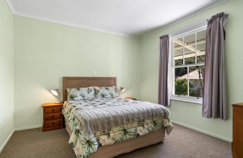 Kaiteriteri House | Kauri Cottage at Marble Hills - Marahau Holiday Home