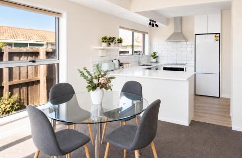 Burnside House | 2-Bedroom Cottage Near Airport with Garden & Parking