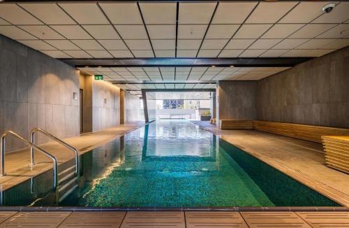 Auckland Central Business District Apartment | Penthouse Pacifica I Panoramic Views, Lap Pool, and Spa