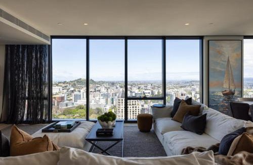 Auckland Central Business District Apartment | Penthouse Pacifica I Panoramic Views, Lap Pool, and Spa