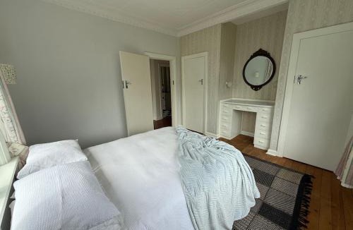 Roxburgh House | Roxburgh Retro Retreat