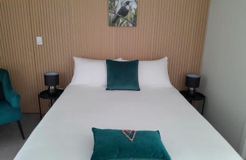 Titirangi Apartment | Tree Tops Get Away