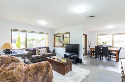 Howick House | Elliot House 3 Bedroom Howick Village Retreat