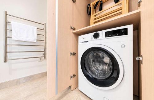 Christchurch City Centre Apartment | City Centre 1BR Stay with Balcony & Wi-Fi