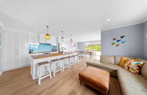 Waipu Cove House | Waipu Hilltop Escape - Waipu Cove Holiday Home