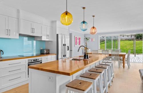 Waipu Cove House | Waipu Hilltop Escape - Waipu Cove Holiday Home