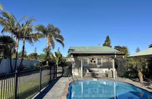 Napier Bed & Breakfast | The Pool House Bed & Breakfast - Napier with a Fully Equipped Kitchenette & BBQ