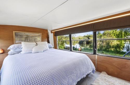 Pohara House | Unique House Bus Pōhara Walk to Beach