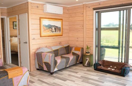 Waitoki Villa | Bever Cottage - 1 bedroom