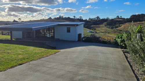 Waitoki Villa | Bever Cottage - 1 bedroom