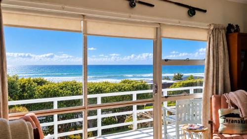 Oakura House | Oakura Beachfront Family Bach