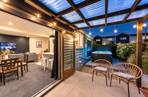 Christchurch House | Peaceful City Cottage & Hot Tub