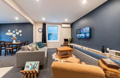 Christchurch House | Peaceful City Cottage & Hot Tub