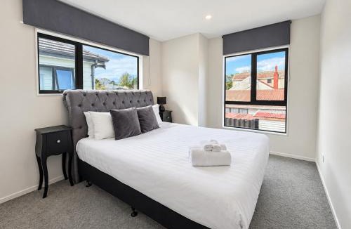 Manurewa House | Modern 5BR 3BA NEW Home & 2km to Botanic Gardens 02
