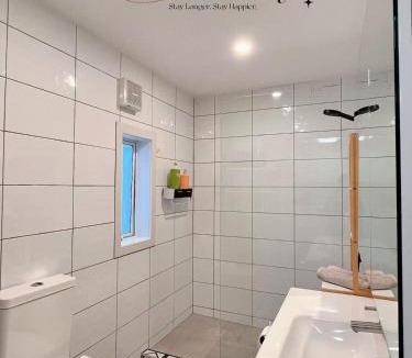 Kilbirnie Villa | 5BR Seaview Home Near Airport and Wellington City