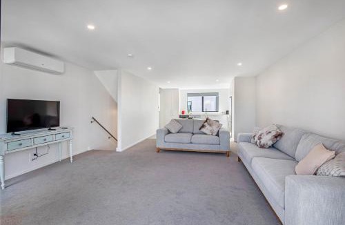 Riccarton House | Town House Hagley Park - Christchurch Holiday Home
