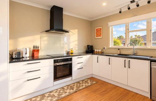Halswell House | Halswell Haven a spacious 3BR Home for 7 up to 4 carpark