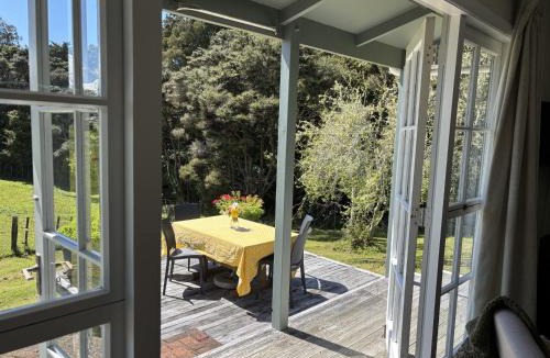 Waimauku Bed & Breakfast | Lulu's Cottage by Native Forest