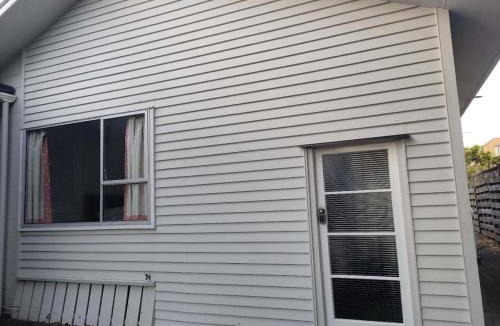 Epsom Apartment | 1 double, 1 sofa bed, Studio